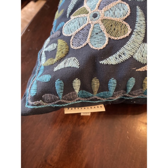 Pottery Barn Outdoor Pillow 18" Square Blue Embriodered Floral‎ Patio Porch Yard - Picture 4 of 4